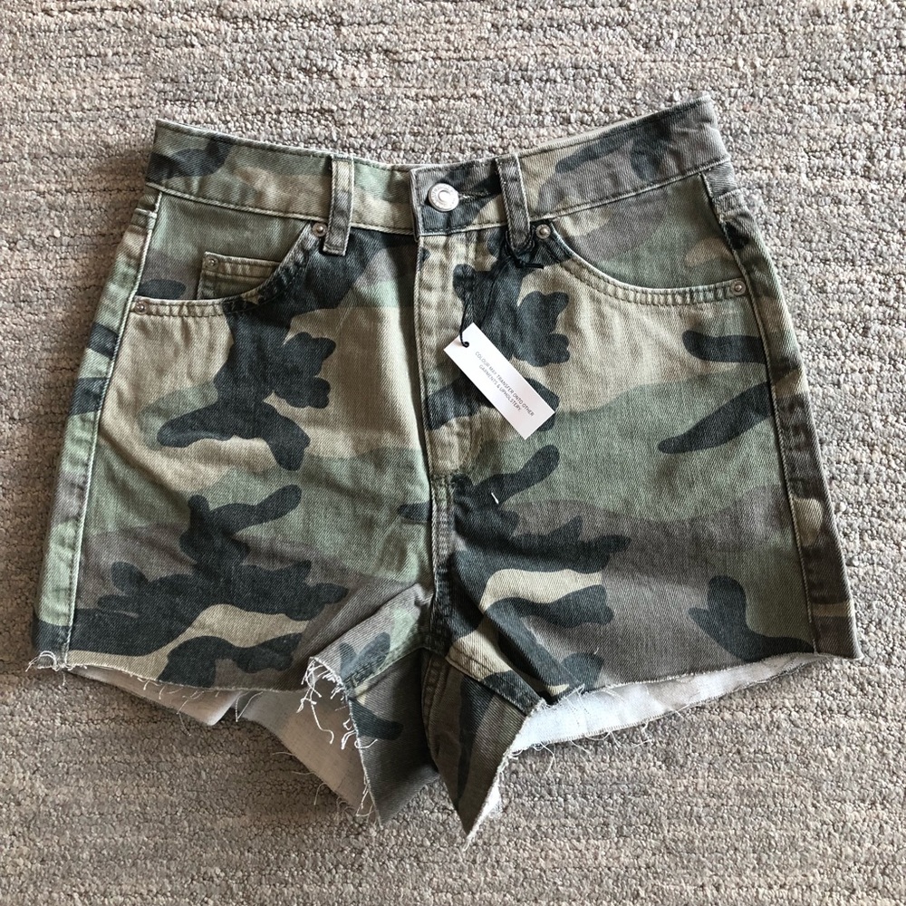 🆕 Topshop Camo Highwaisted Shorts Sz US 2
